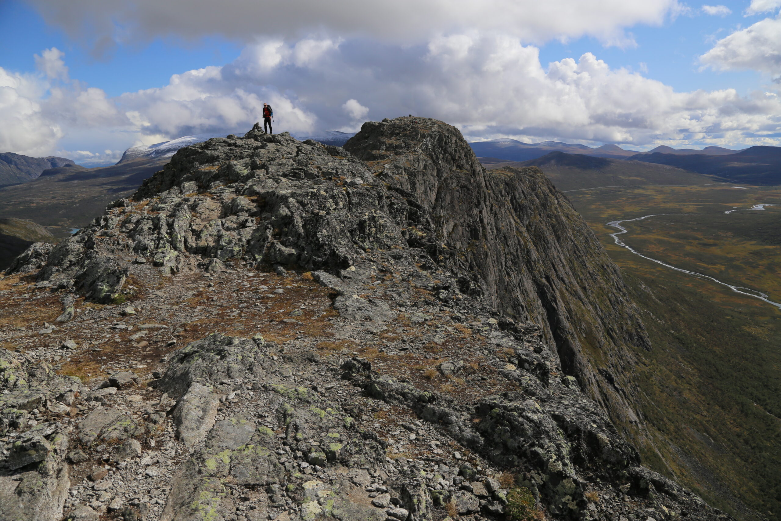 Read more about the article Unngå kø: Knutshøe, minst like luftig som Besseggen