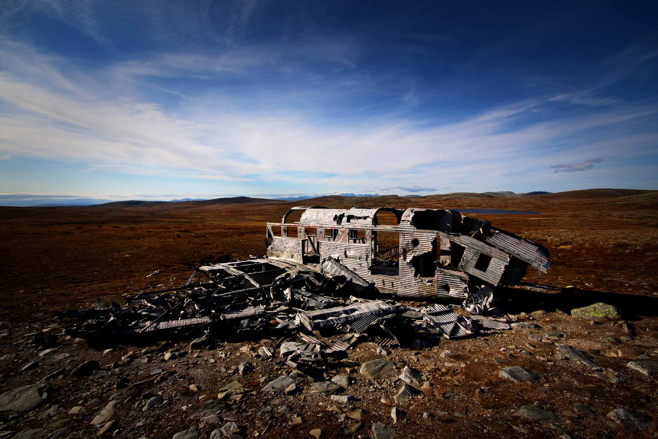 Read more about the article På åsryggen ligger vraket av et militært fly. Her er ødeleggelsen tydelig, historien virkelig.