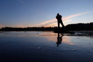 Read more about the article NVE advarer: Regn og vind har svekket isen