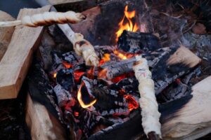 Read more about the article Mat på pinne: Smakfullt fra bålet