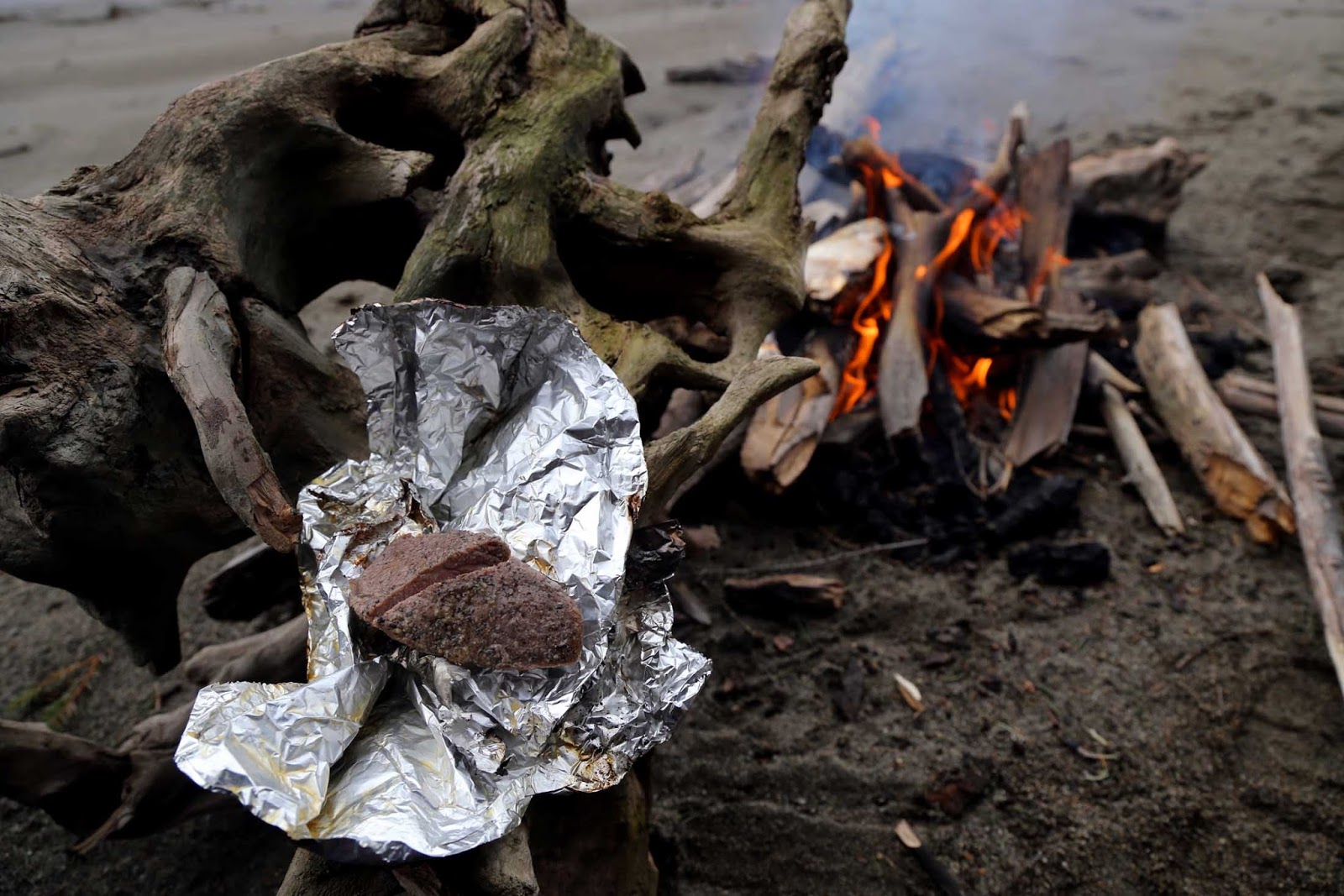 Read more about the article Server håndholdt biff, grillet i glørne