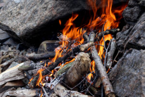 Read more about the article Nå er det lov å tenne bål igjen. Slik gjør du det.