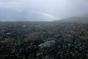 Read more about the article Følg regnbuen: På jakt etter det høyeste punktet på Lomseggje. Lang topptur i steinete terreng.