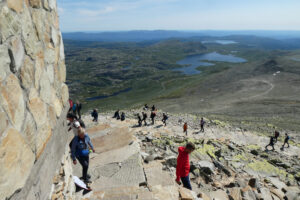 Read more about the article To turer, to opplevelser: I regn og sol til Gaustatoppen