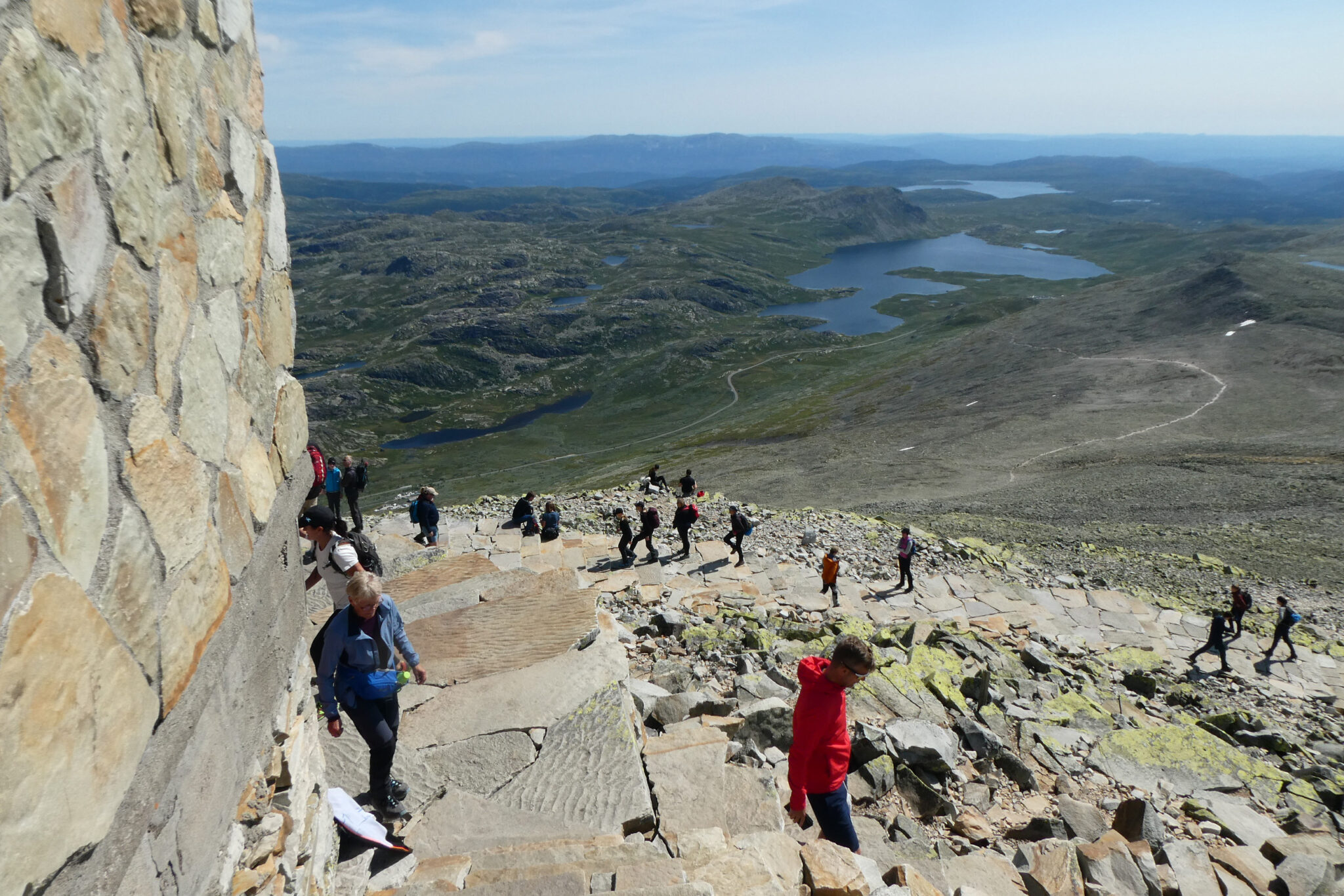 Read more about the article To turer, to opplevelser: I regn og sol til Gaustatoppen
