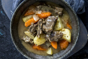 Read more about the article Servér nasjonalretten bidos – en smakfull gryte med reinkjøtt