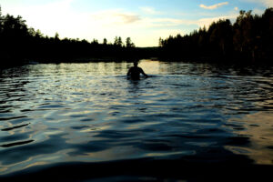 Read more about the article Undersøkelse: 1 av 7 nordmenn skal nakenbade i sommer. Flere skal ut i naturen.