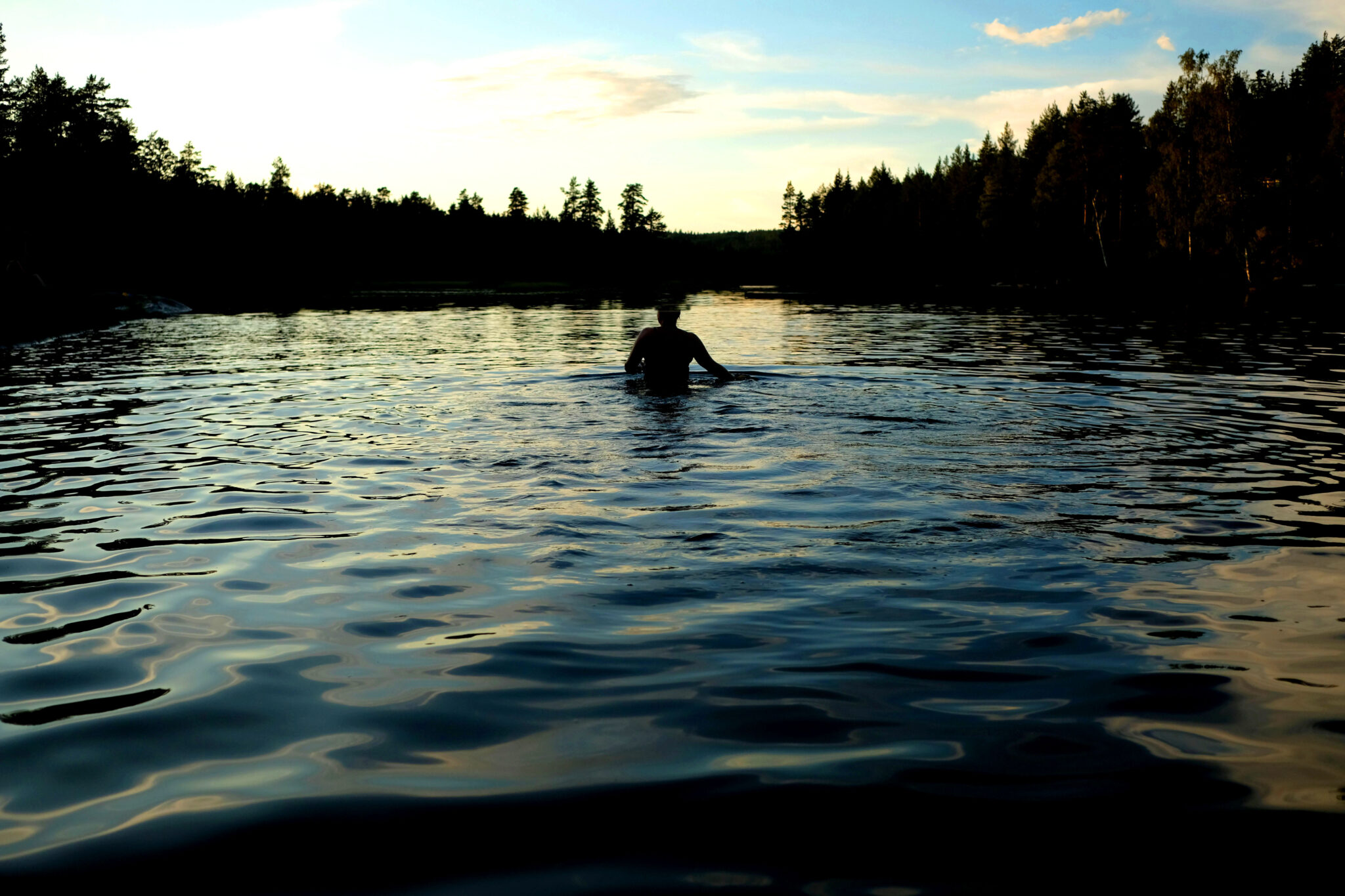 Read more about the article Undersøkelse: 1 av 7 nordmenn skal nakenbade i sommer. Flere skal ut i naturen.
