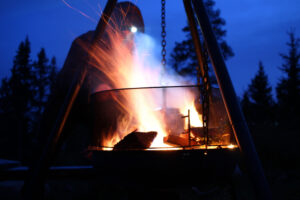 Read more about the article Tid for bålkos: Slik får du enkelt fyr på bålet