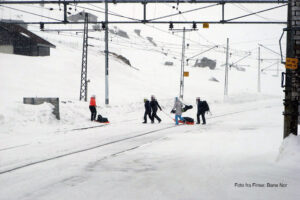Read more about the article Toget kommer fort og stille: Skiløperen kaster seg unna, pulken blir knust av toget