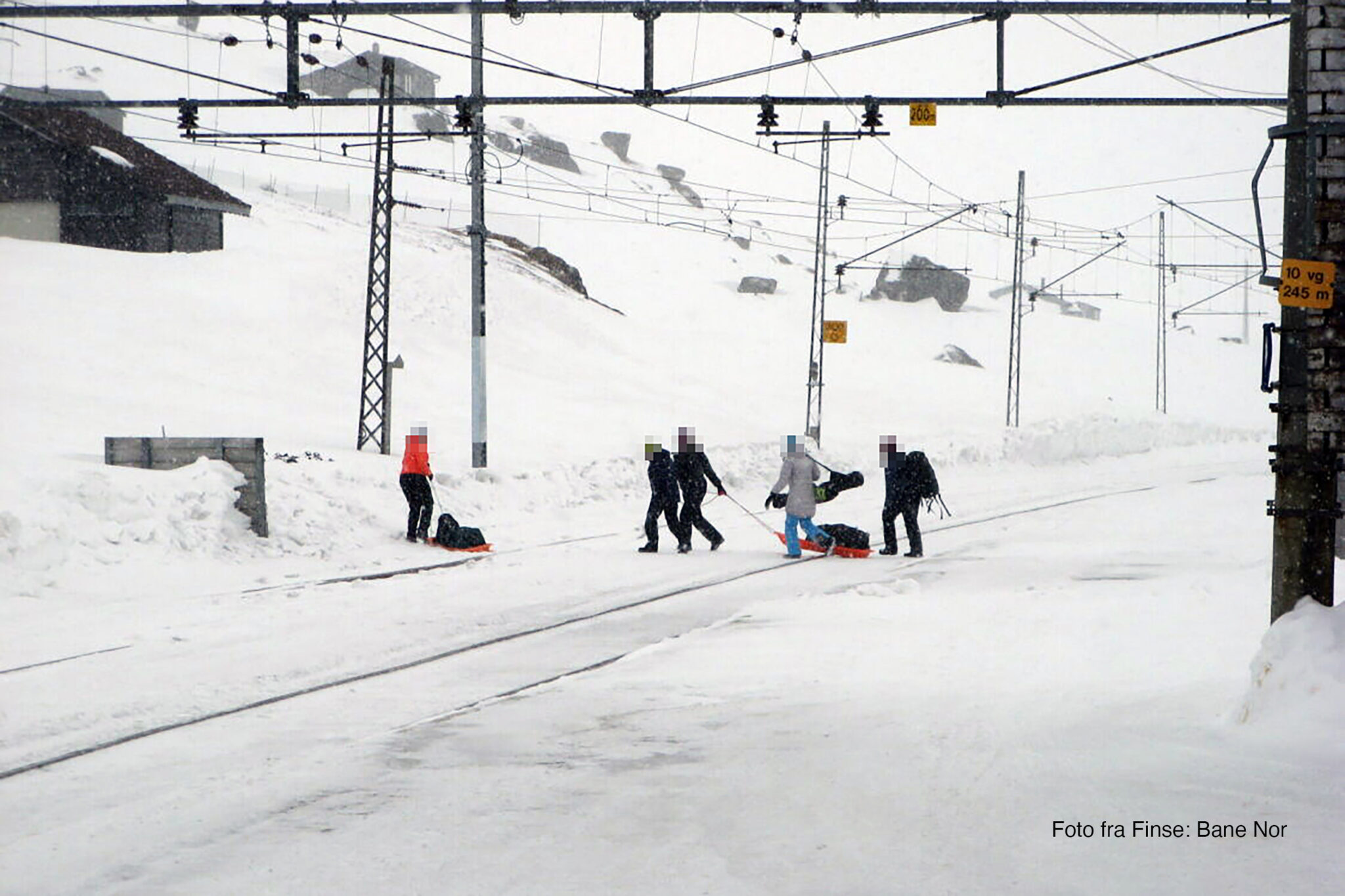 Read more about the article Toget kommer fort og stille: Skiløperen kaster seg unna, pulken blir knust av toget